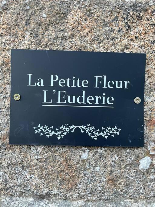 Le Petit Fleur - The Little Flower, Cosy Cottage Saint-Michel-de-Montjoie Exteriör bild