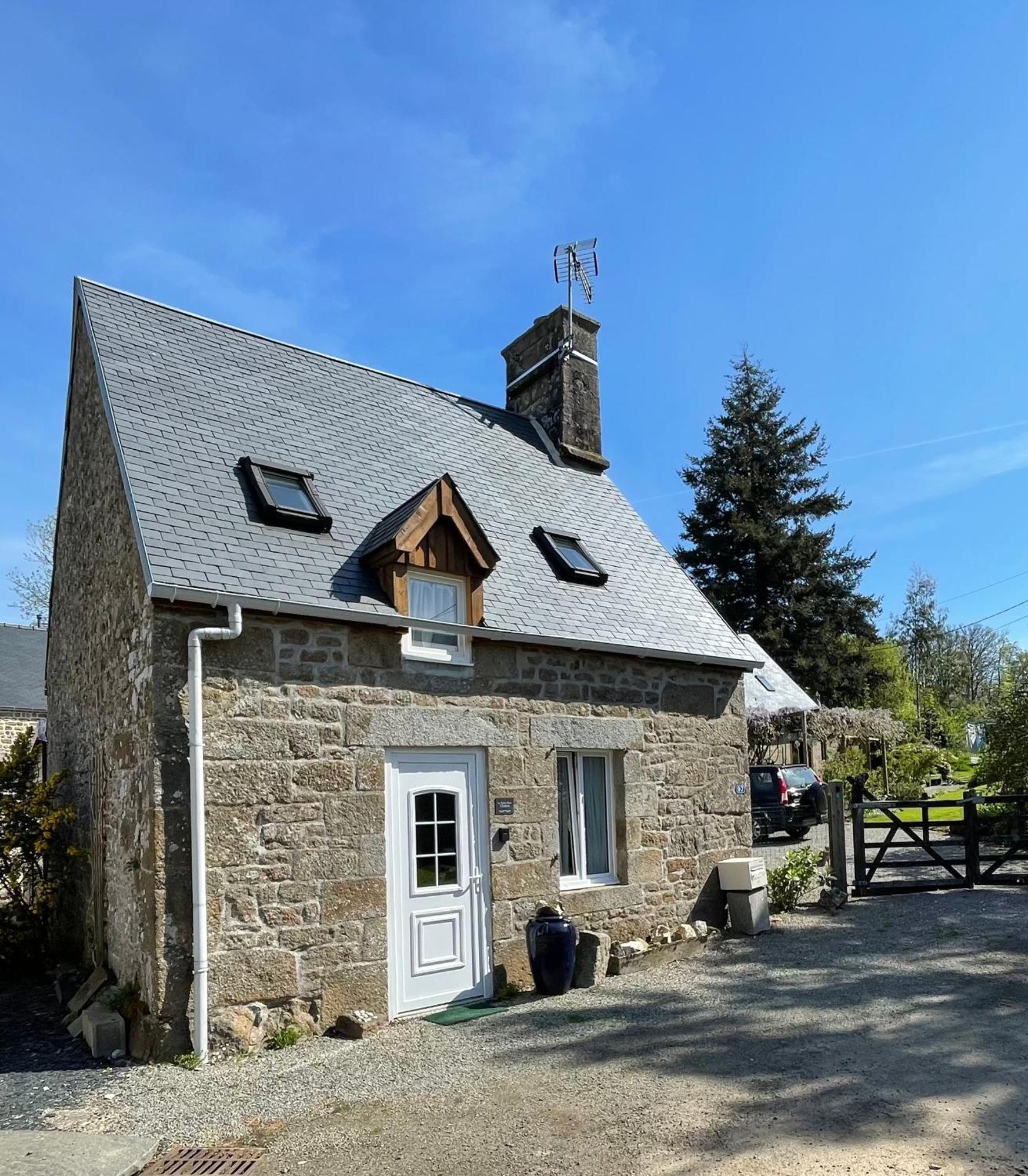 Le Petit Fleur - The Little Flower, Cosy Cottage Saint-Michel-de-Montjoie Exteriör bild
